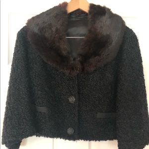 Short coat with fur collar